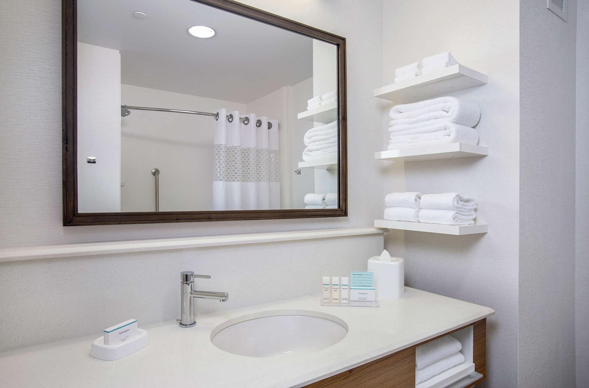 Hampton Inn & Suites Oahu Kapolei - Free Parking - No Resort Fee Exterior photo